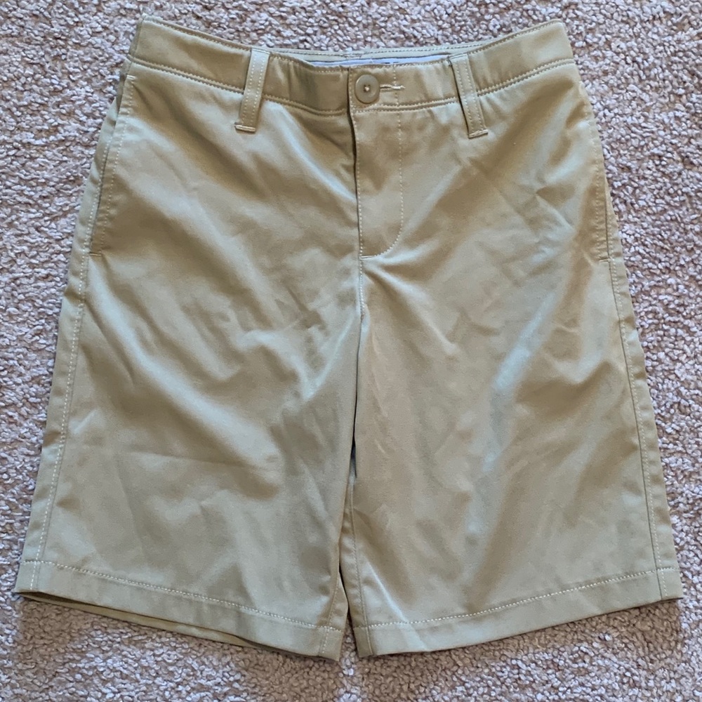 Under Armour youth boys khaki shorts sz 8